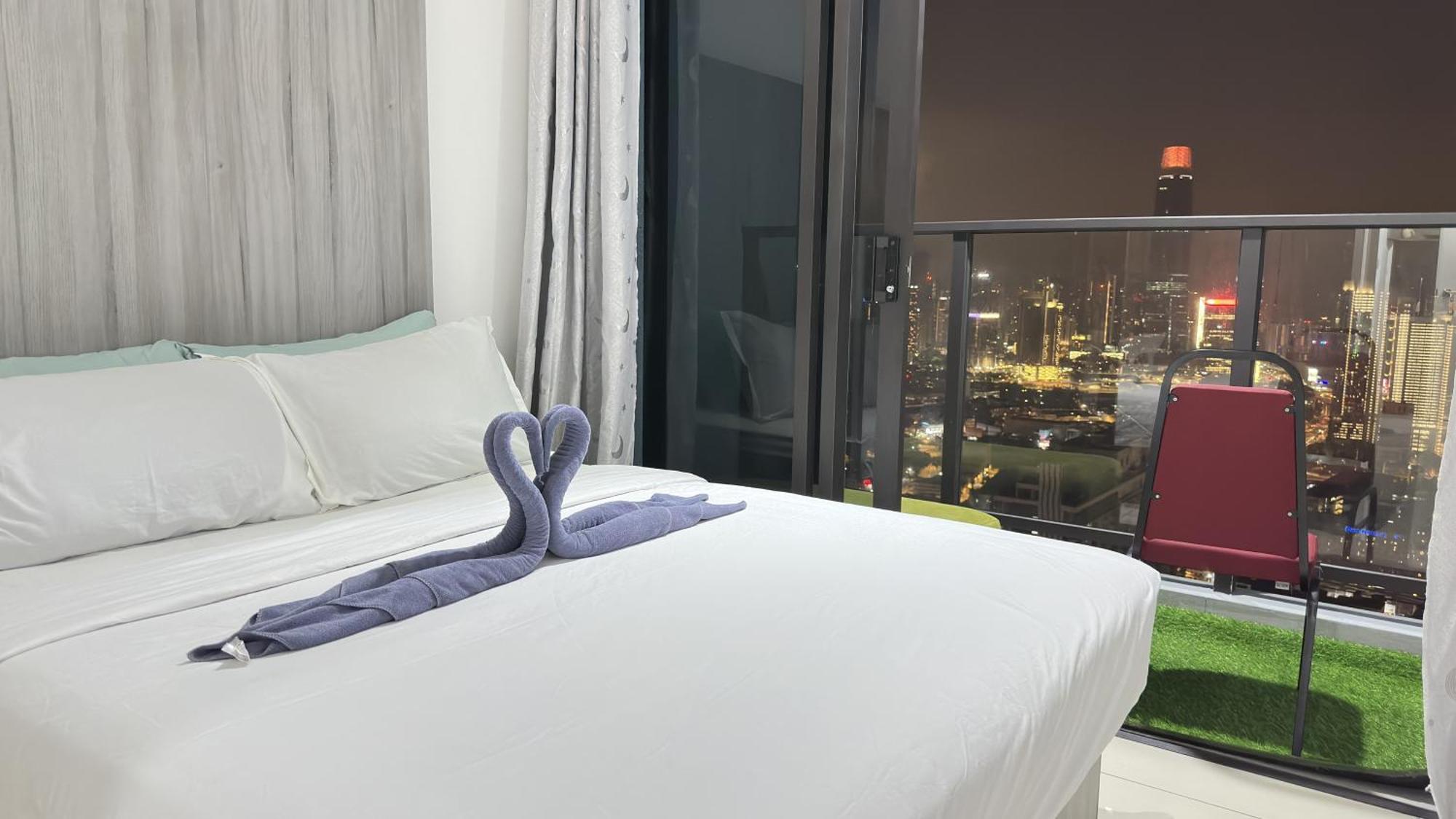 Luxury With Balcony Apartment *