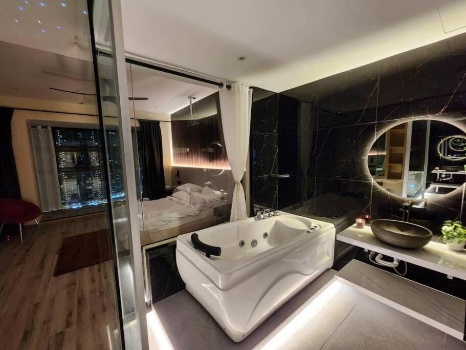 Desir Amorous Kl #jacuzzi #nflx #prjscn120