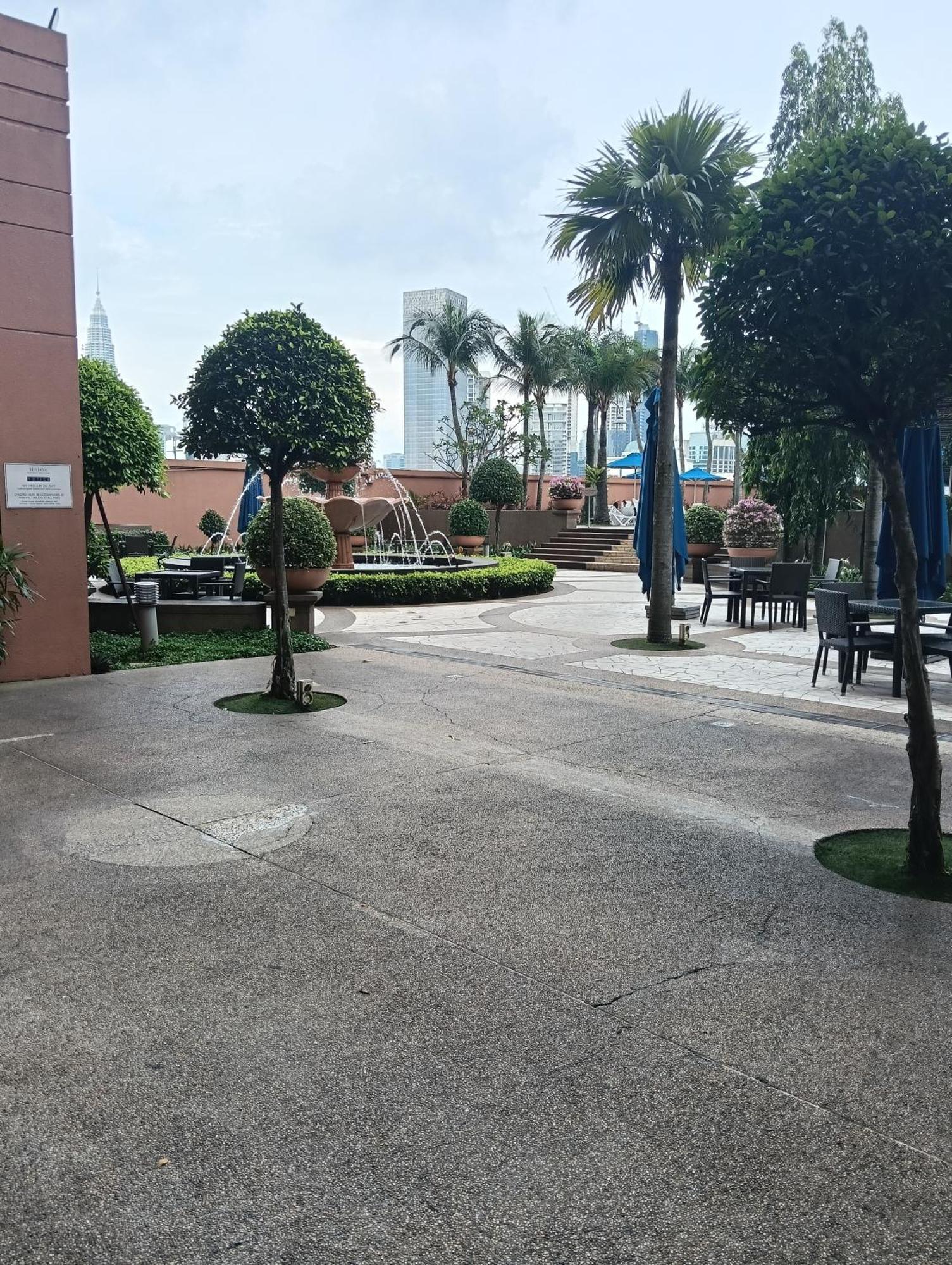 Times Square Services Star At East Lobby Căn hộ