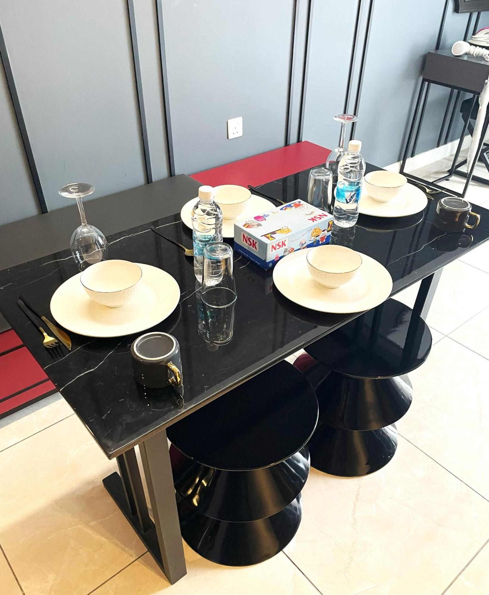 The Axon Avenue Apartment *