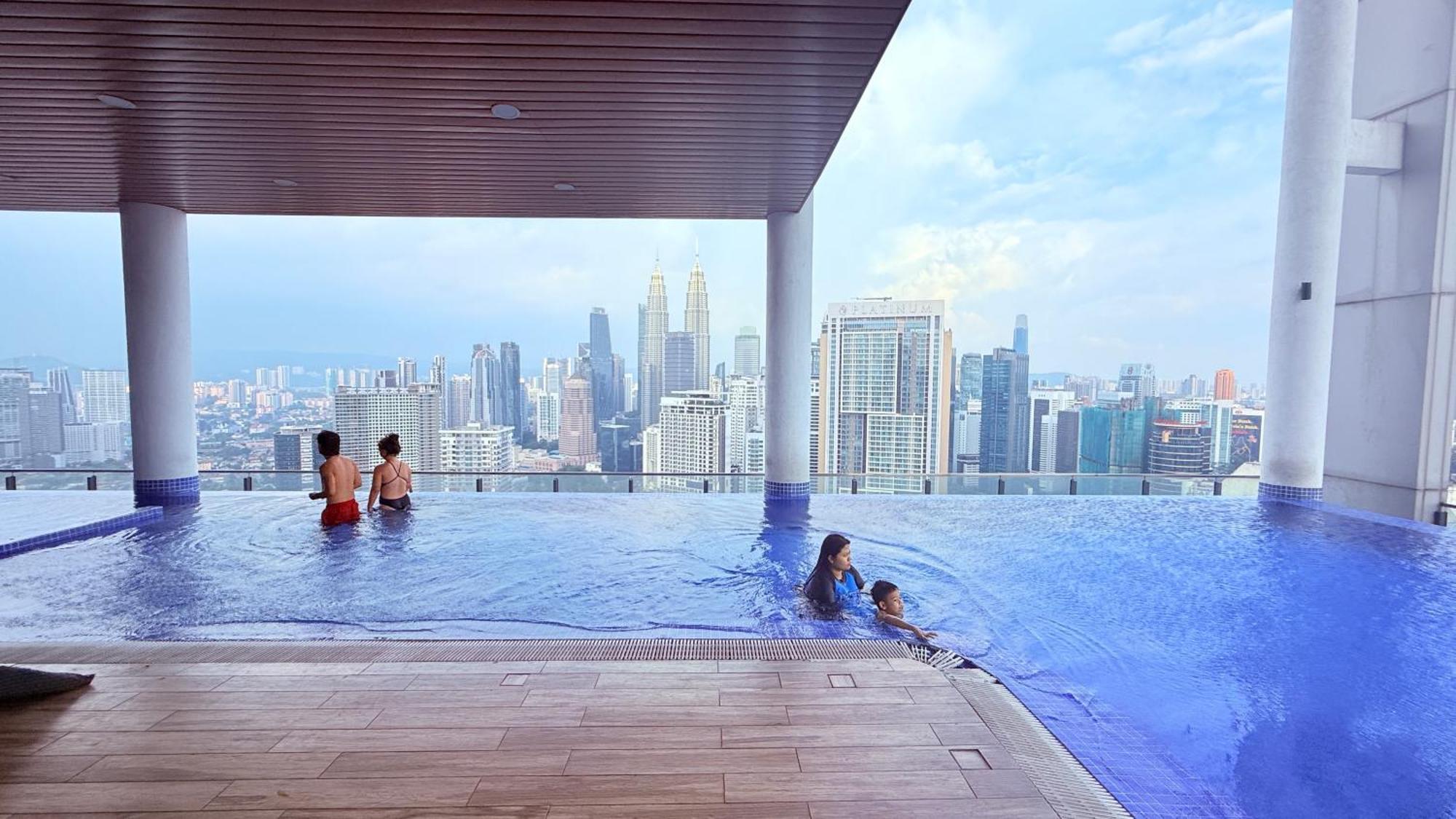 Colony Service Klcc At Sky World Kuala Lumpur