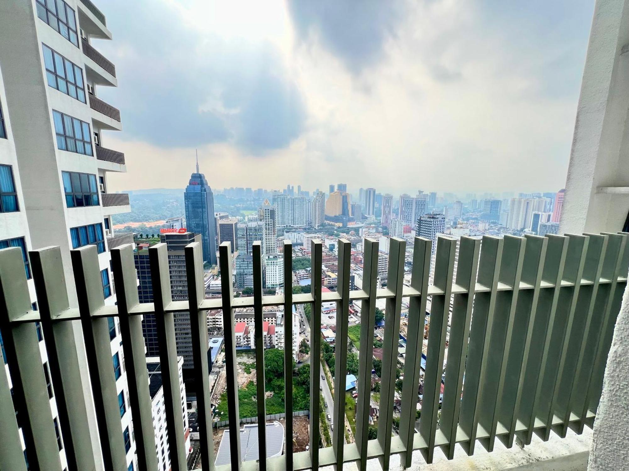 Colony Service Klcc At Sky World Kuala Lumpur