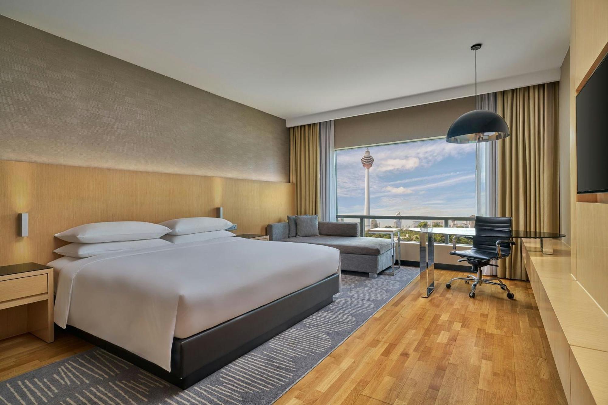 Renaissance & Convention Centre Hotel