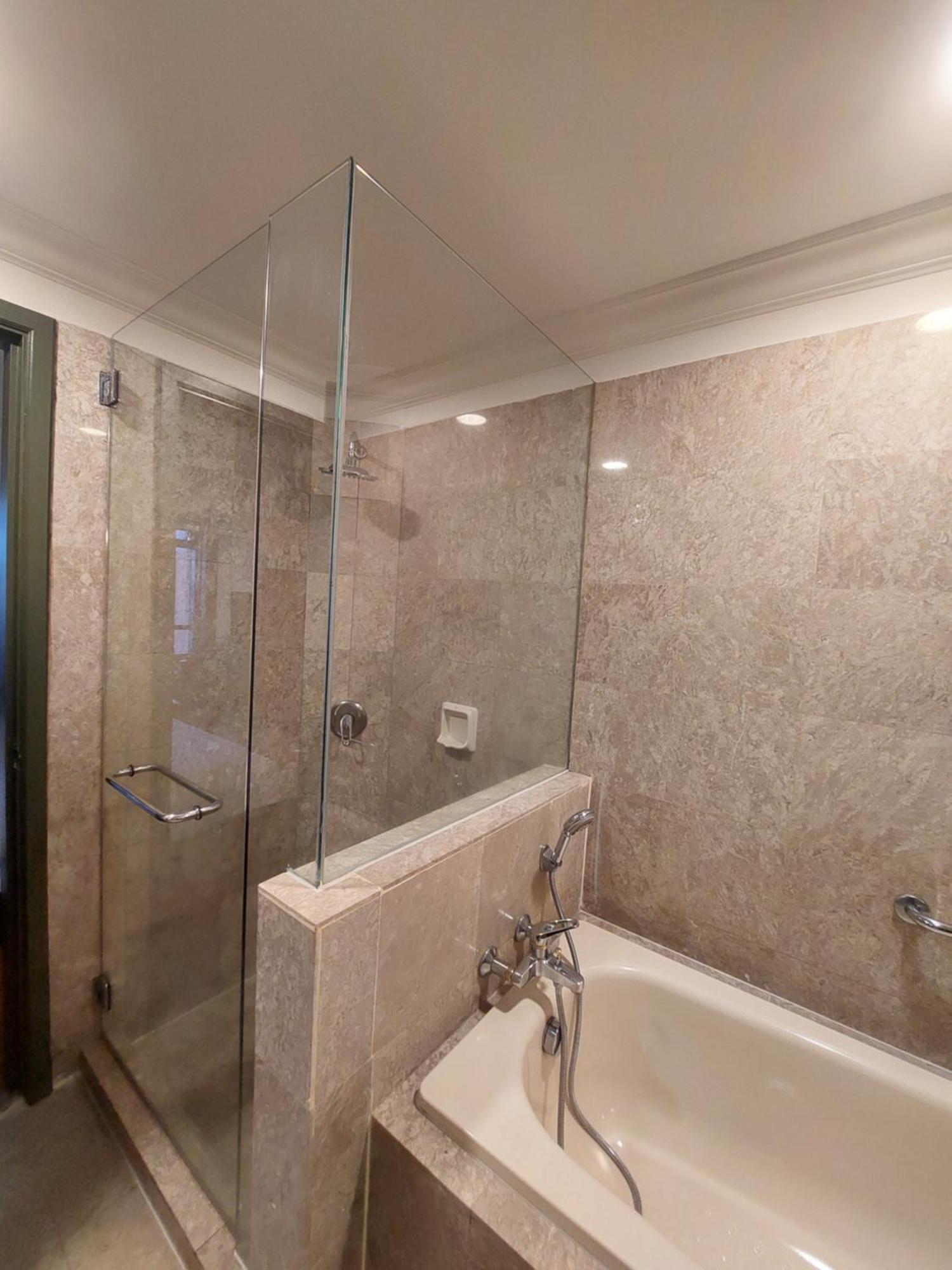 Kl Brave Service And At Times Square Apartment *