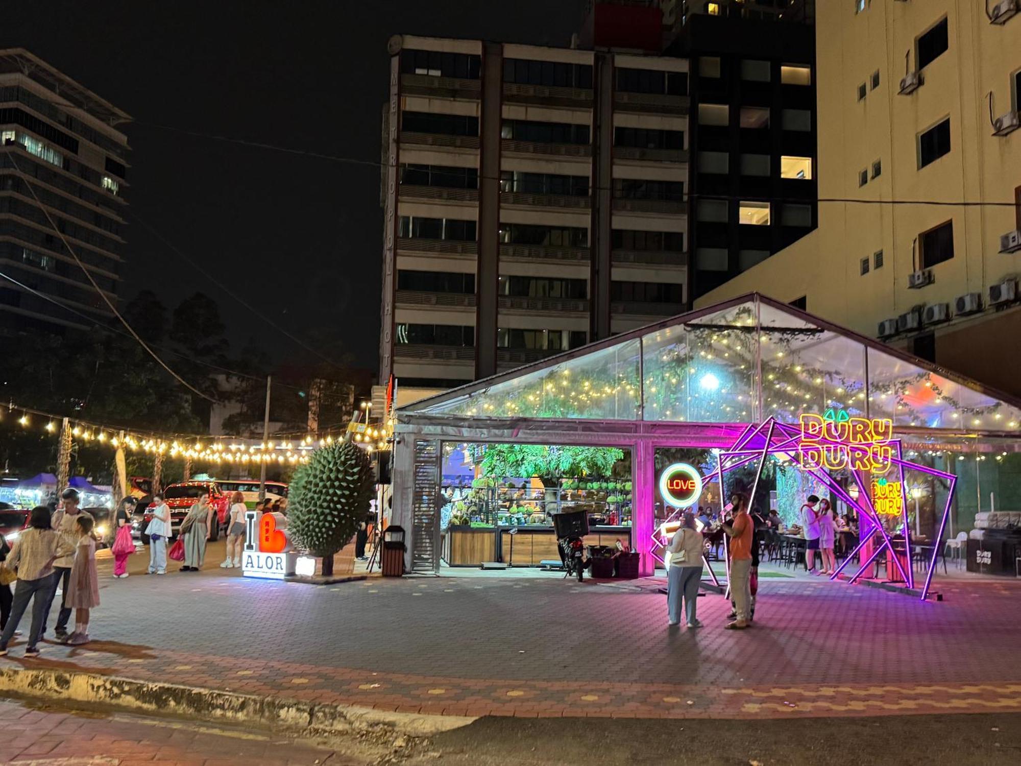 The Robertson R22 Jalan Alor Petaling Street Bukit Bintang Kl 3r2b 8pax Kuala Lumpur