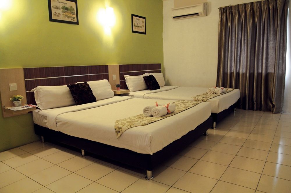 Hotel Oyo 182 Simms Grand 2*