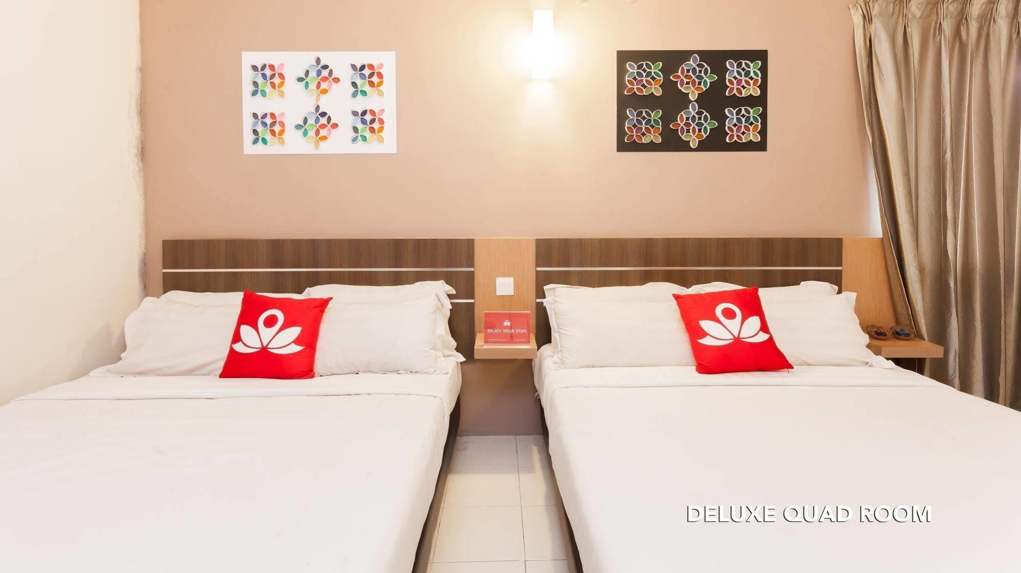Oyo 182 Simms Grand Hotel 2*
