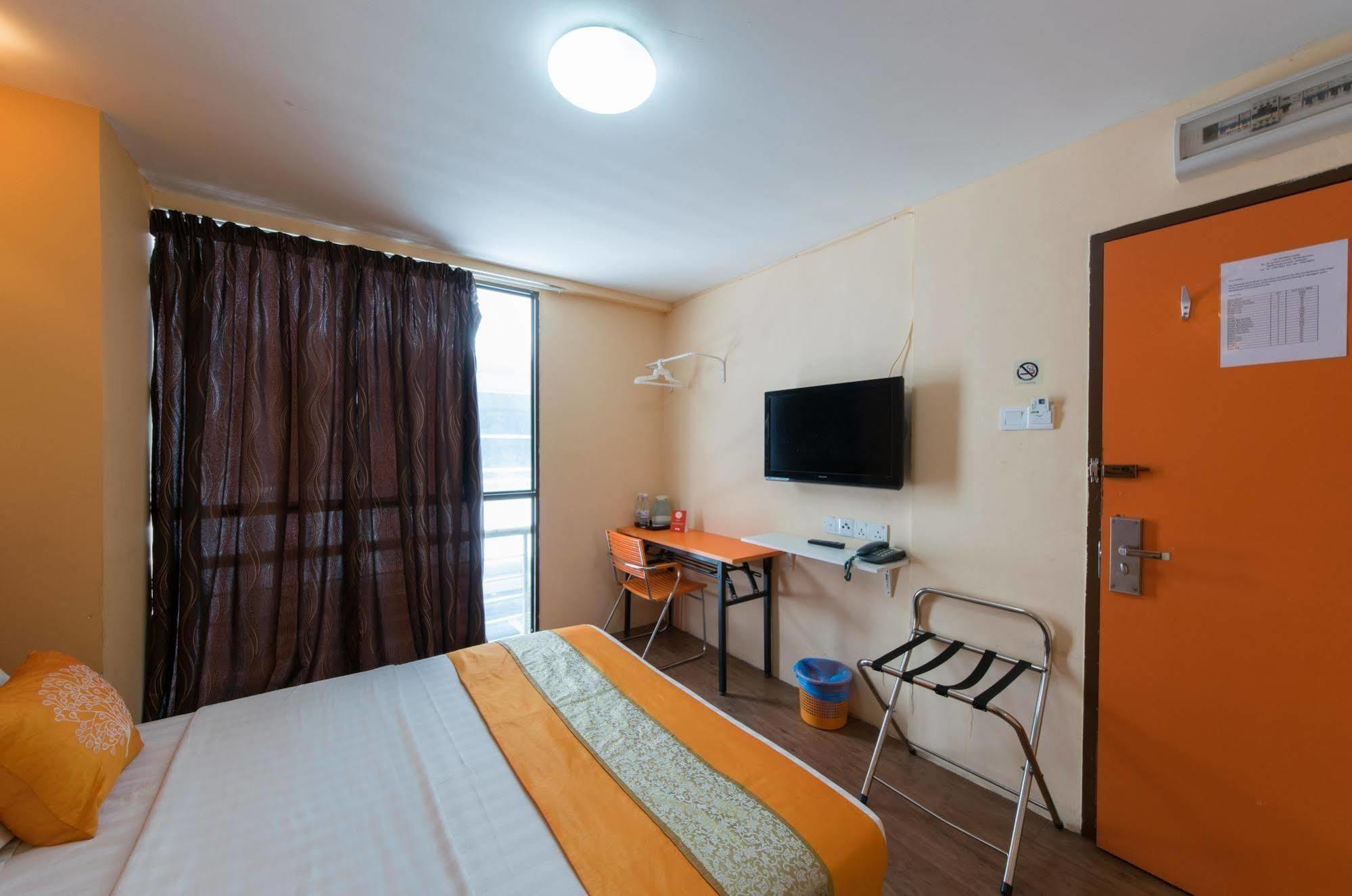 Khách sạn First Centro Hotel *
