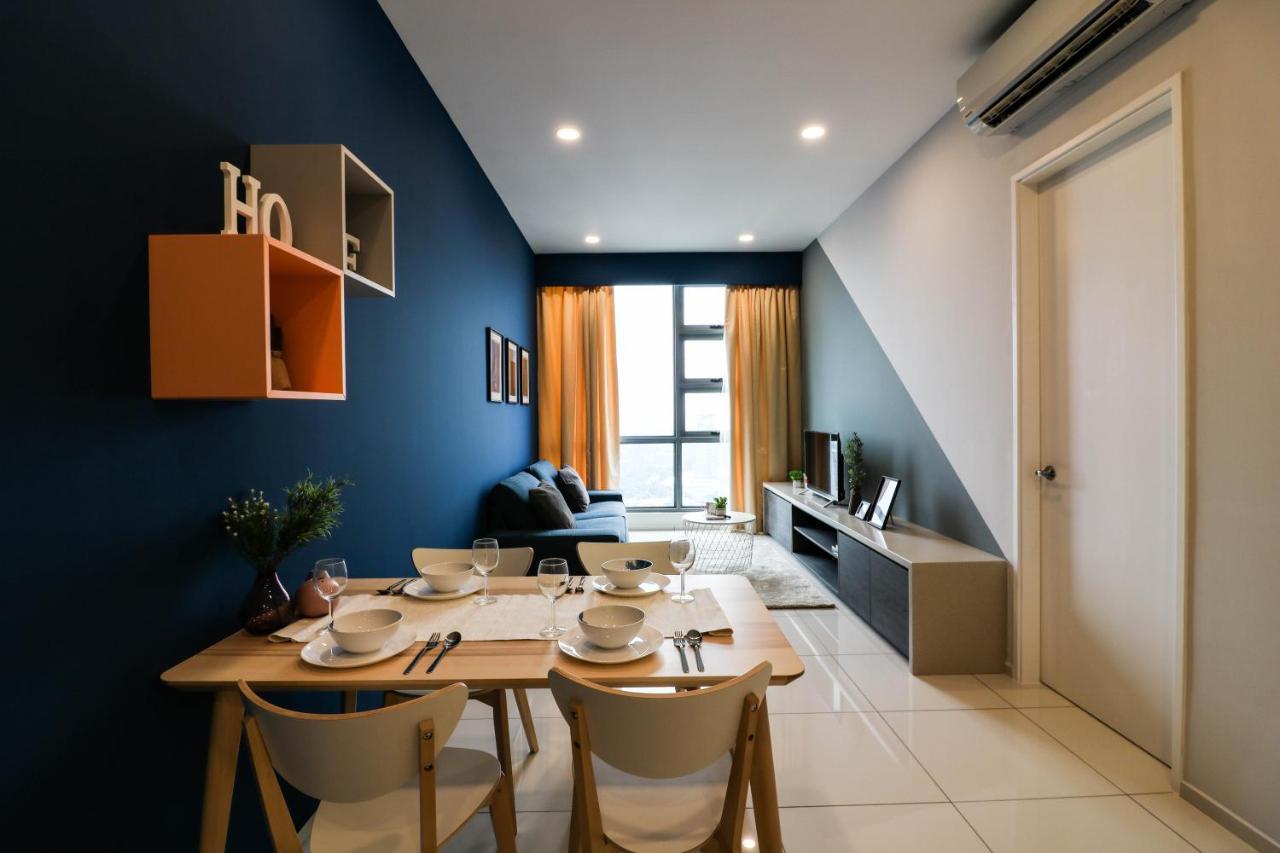 Victoria Robertson Apartment *