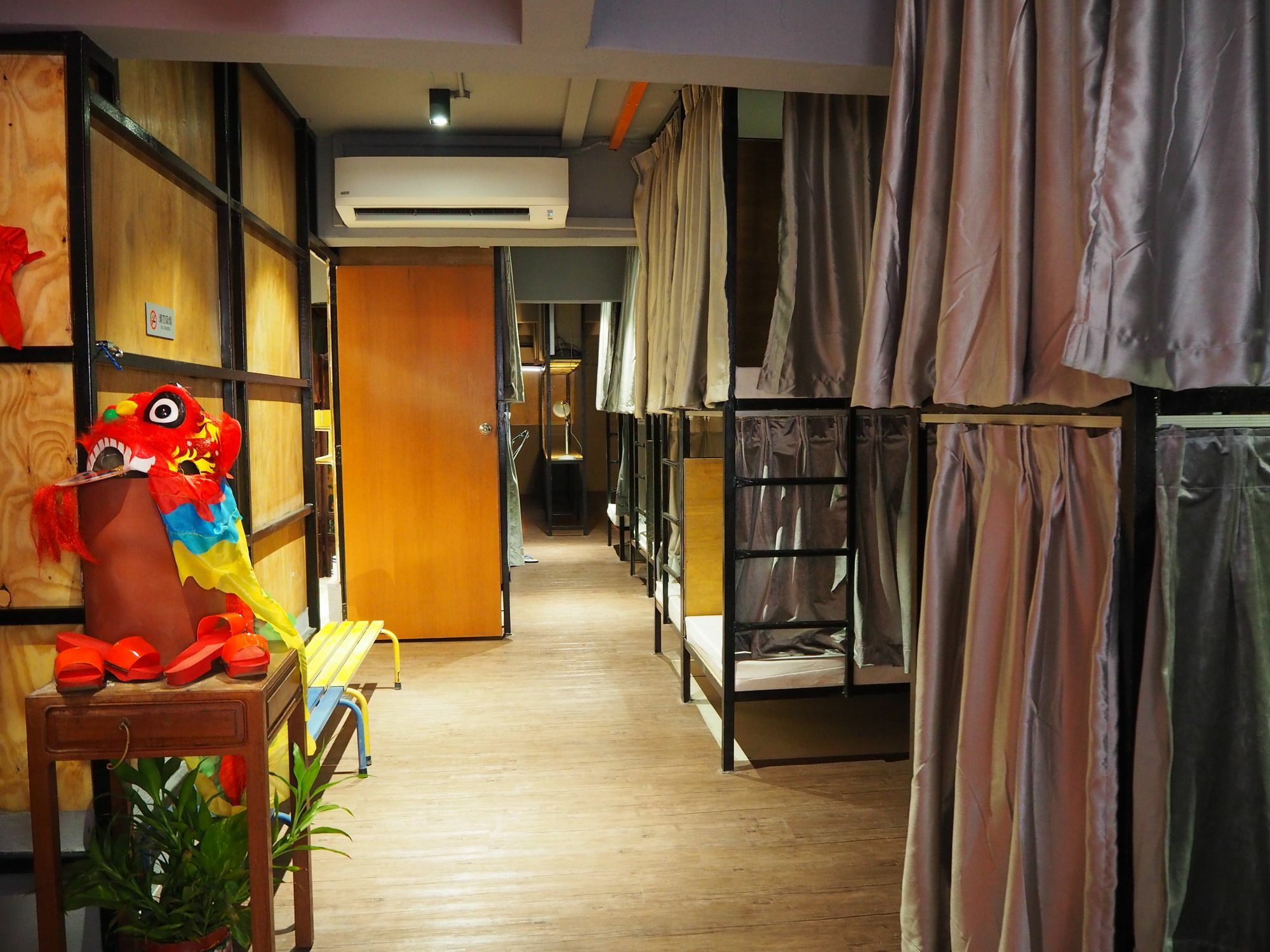 Leo Backpackers @ Market