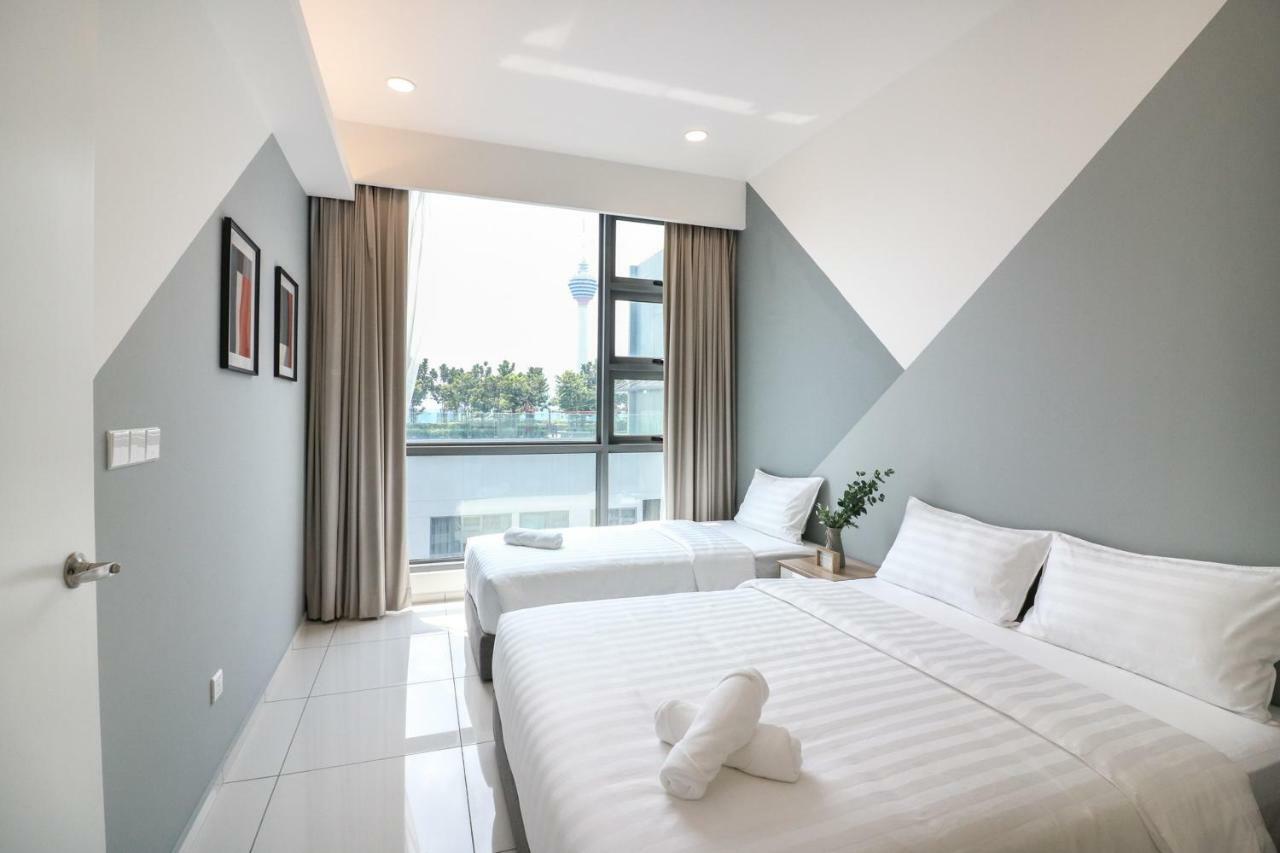 Victoria Robertson Apartment *