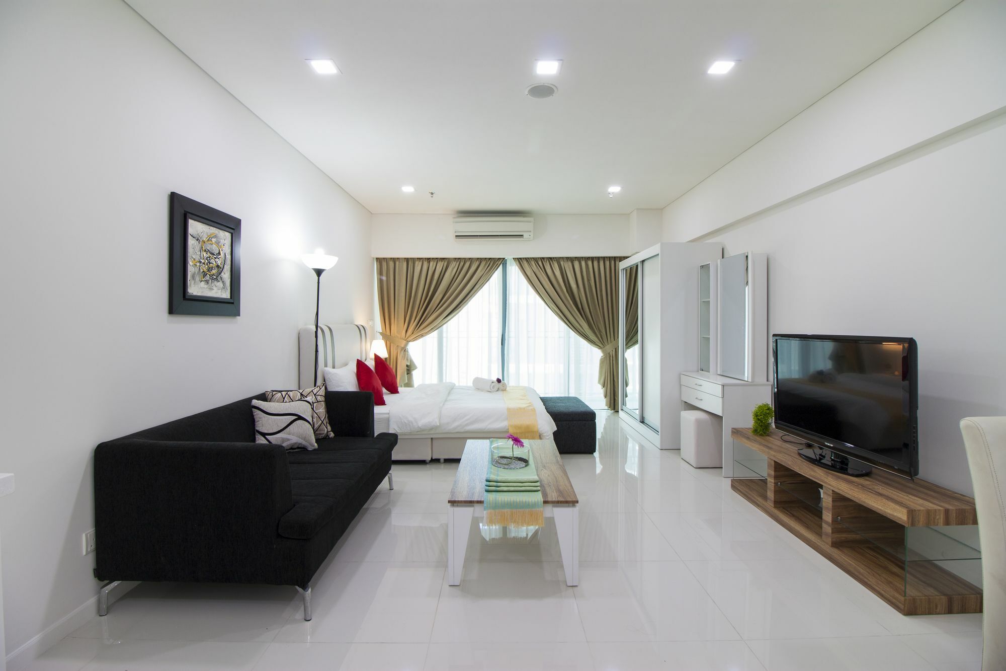 Summer By Plush Apartment