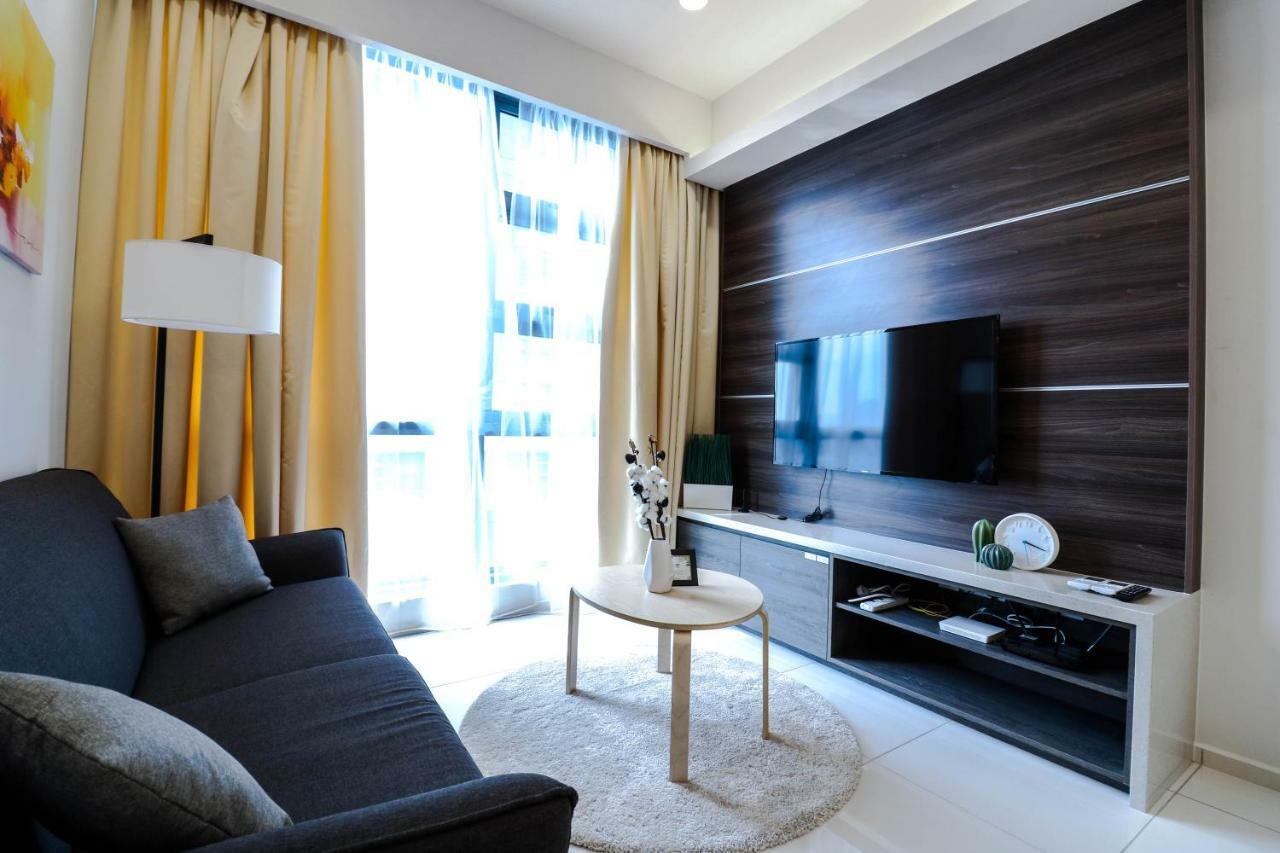 Victoria Robertson Apartment *