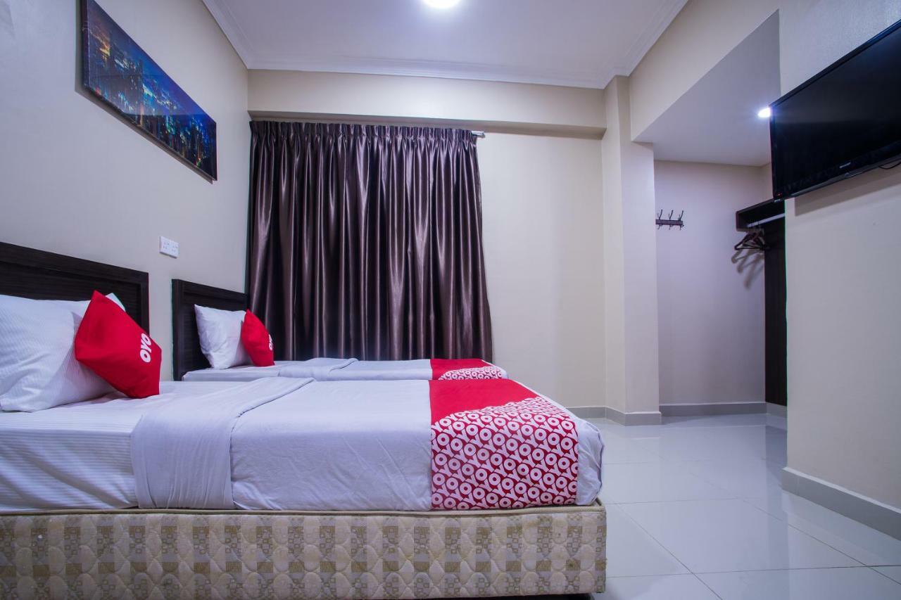 Oyo 43929 Adak Hotel