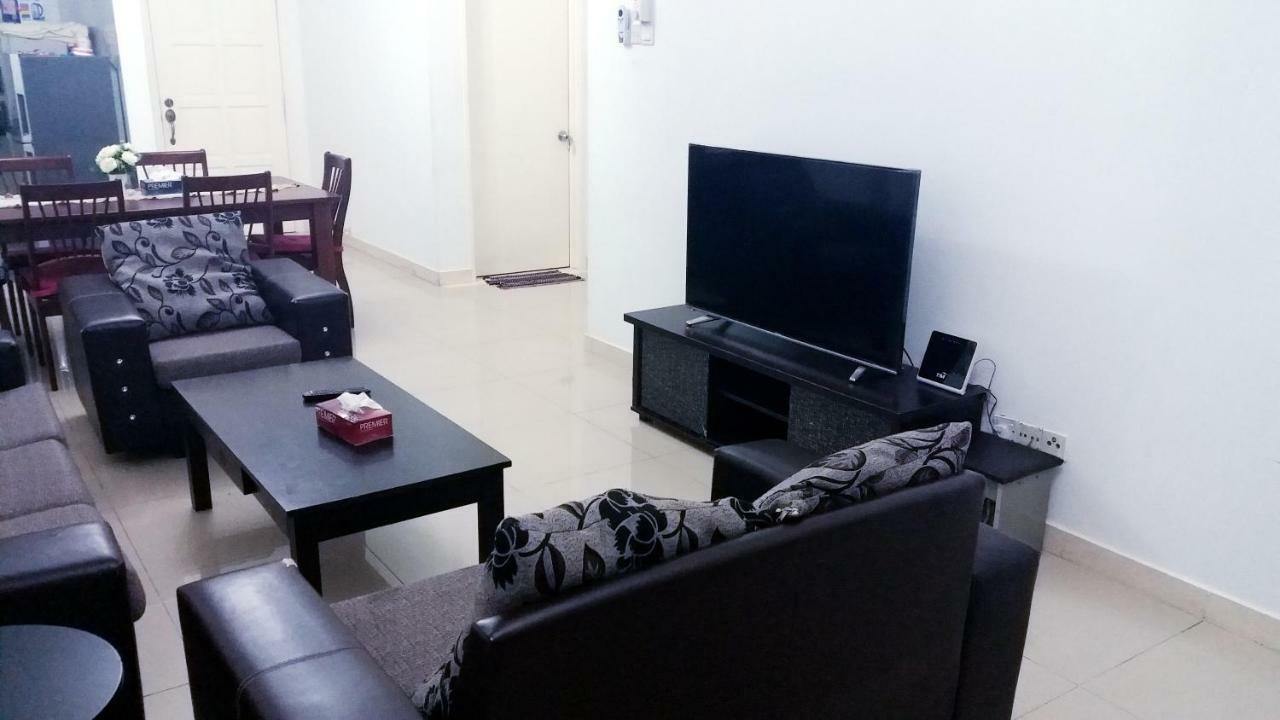 Large 4bedroom Homestay Pv6 With Large Swimming Pool Pangsapuri *