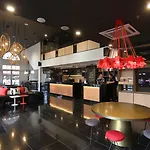 Avenue J Hotel, Central Market