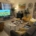 The Fun House- 3 Bedrooms, Pool Table & Lots More
