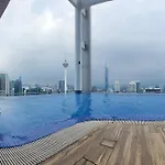Col 93B Balcony Klcc View & Infinity Pool Studio