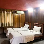 Oyo 90909 I.Villa Inn