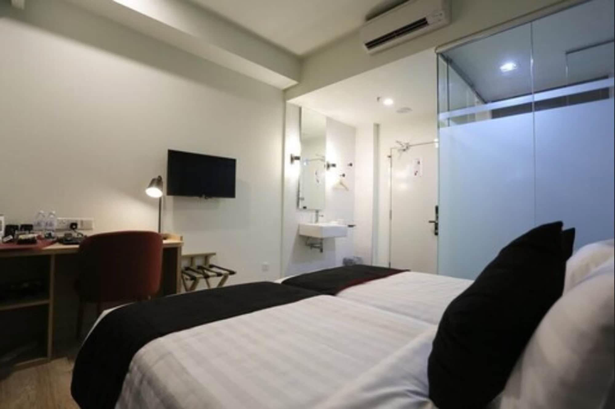 Avenue J Hotel, Central Market