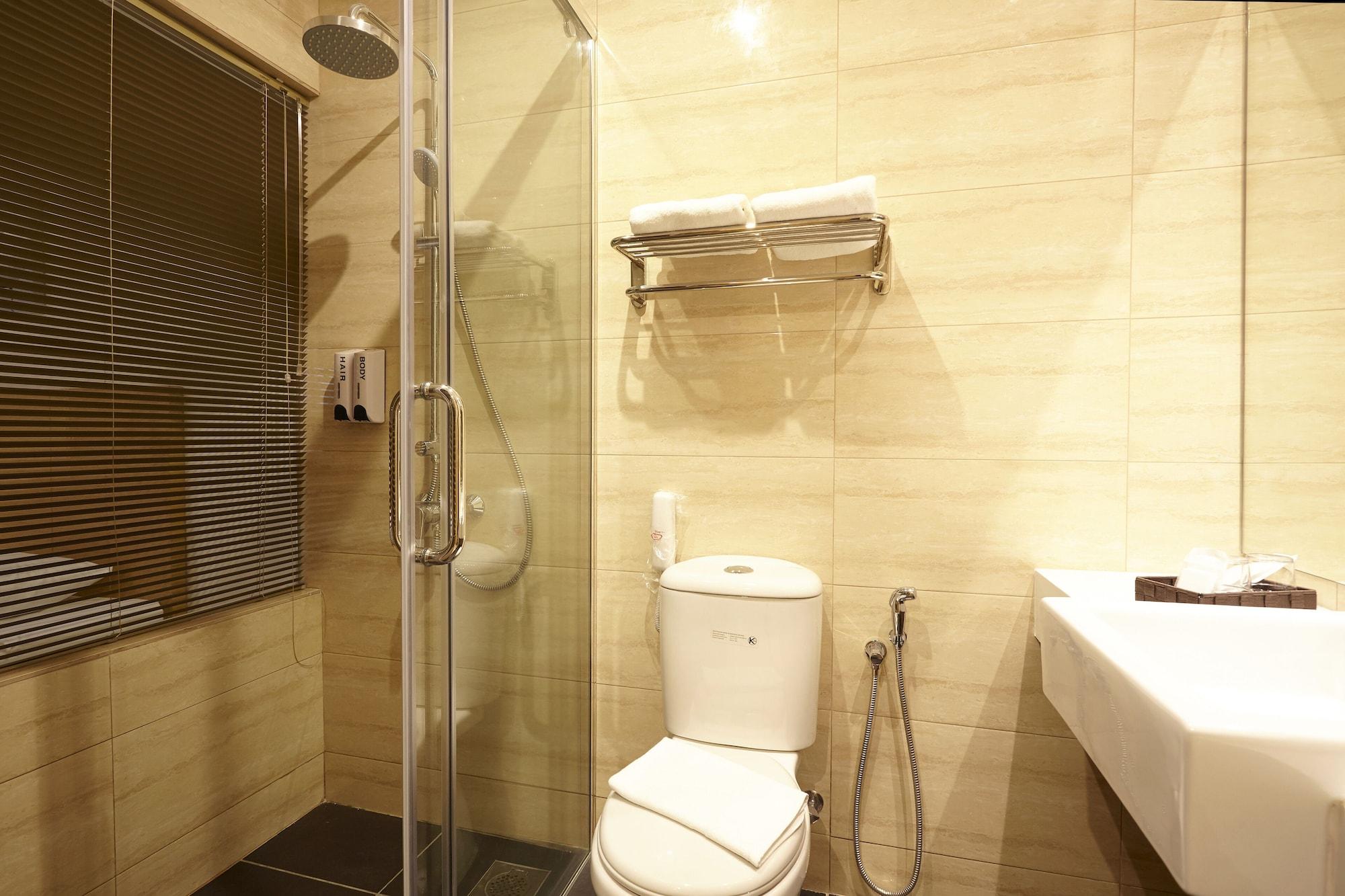 Six Seasons @ Mid Valley Hotel 3*
