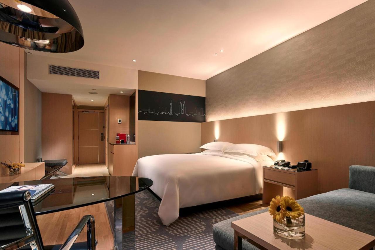 Renaissance & Convention Centre Hotel 5*