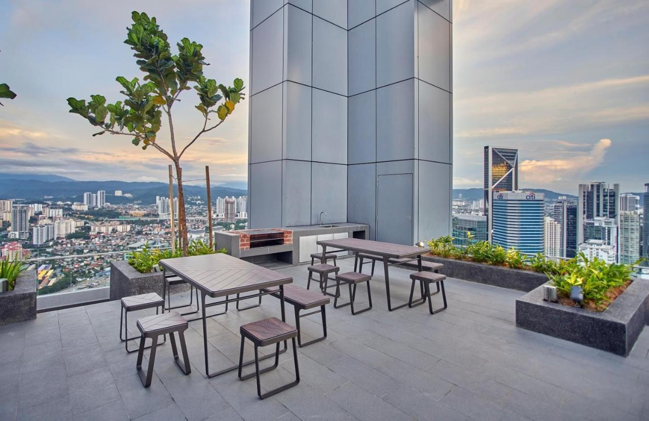 Royce Klcc, Center, Cobnb