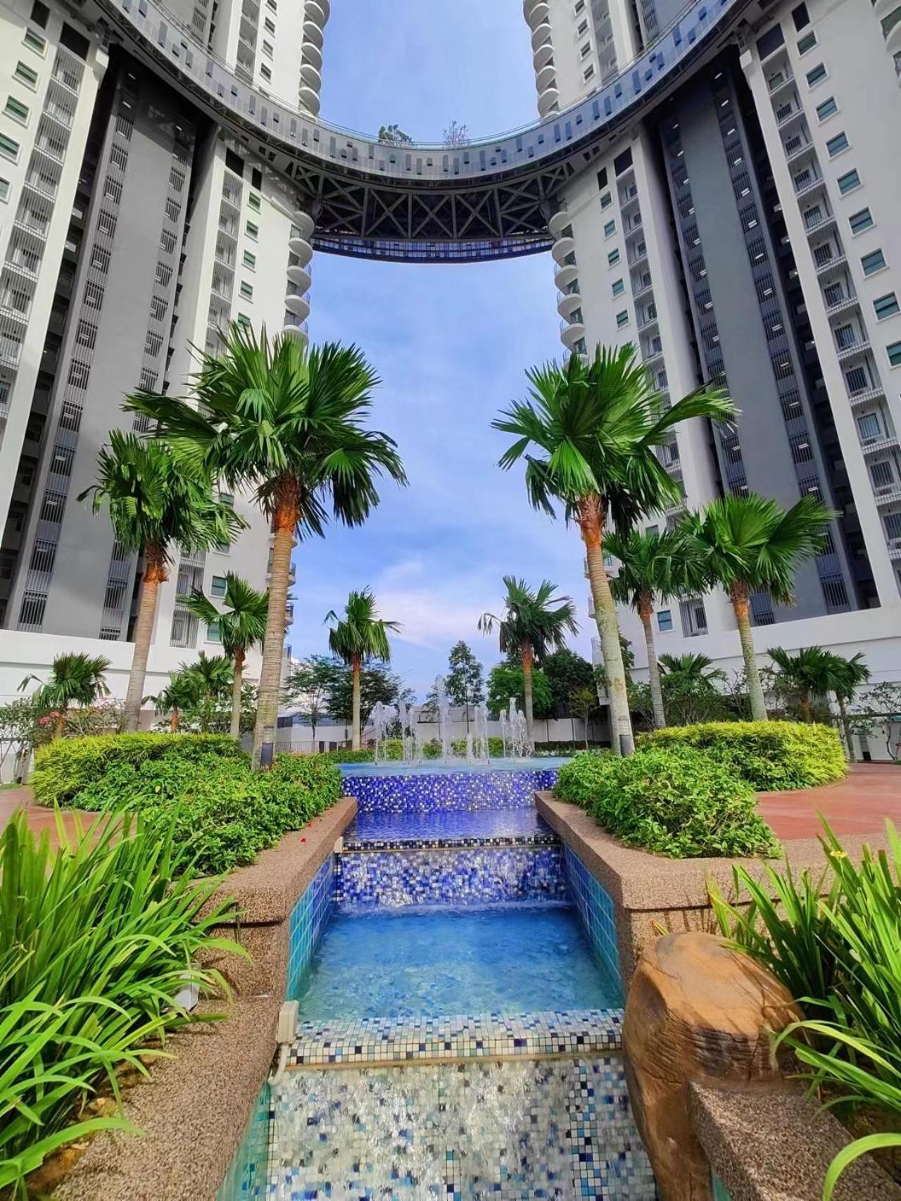 Central Kl City With Balcony Infinity Pool & Lrt Mrt & Klcc Mall Access Apartment Kuala Lumpur