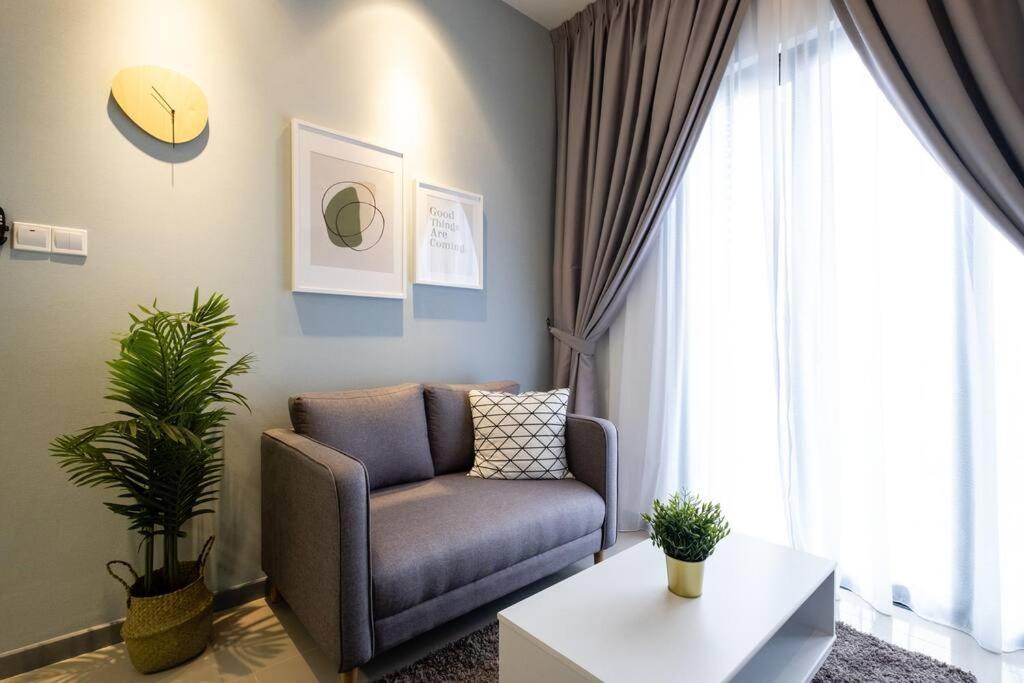 New! Cozy & Warm Scandinavian Walk To Lrt *