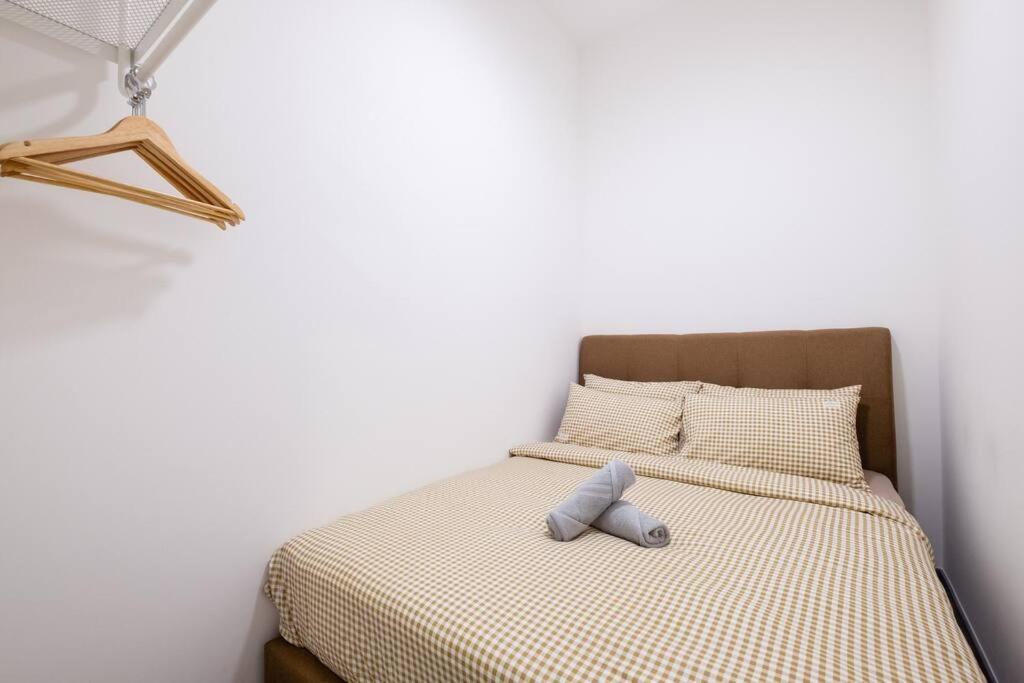 New! Cozy & Warm Scandinavian Walk To Lrt Apartment *