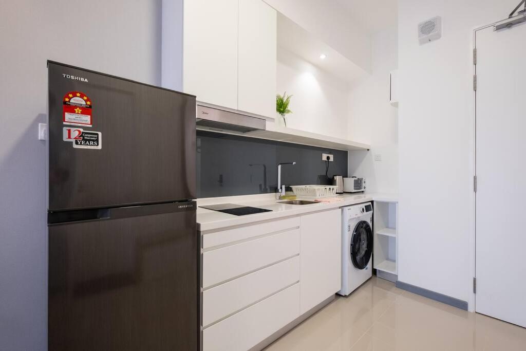 New! Cozy & Warm Scandinavian Walk To Lrt *