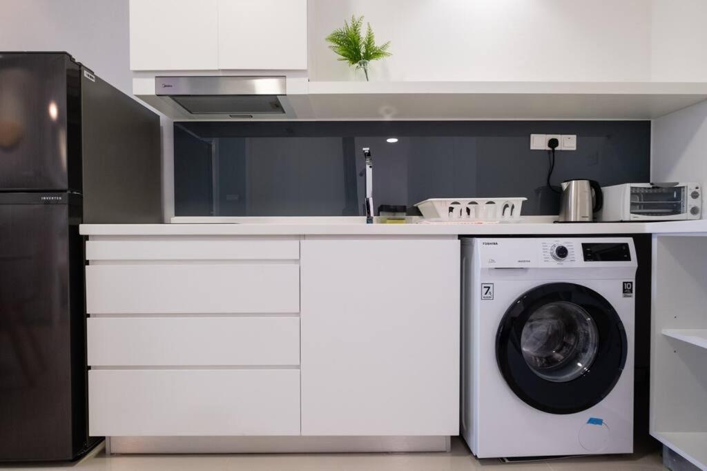 New! Cozy & Warm Scandinavian Walk To Lrt Apartment