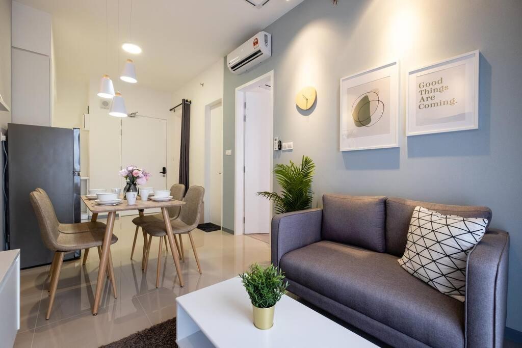 New! Cozy & Warm Scandinavian Walk To Lrt *