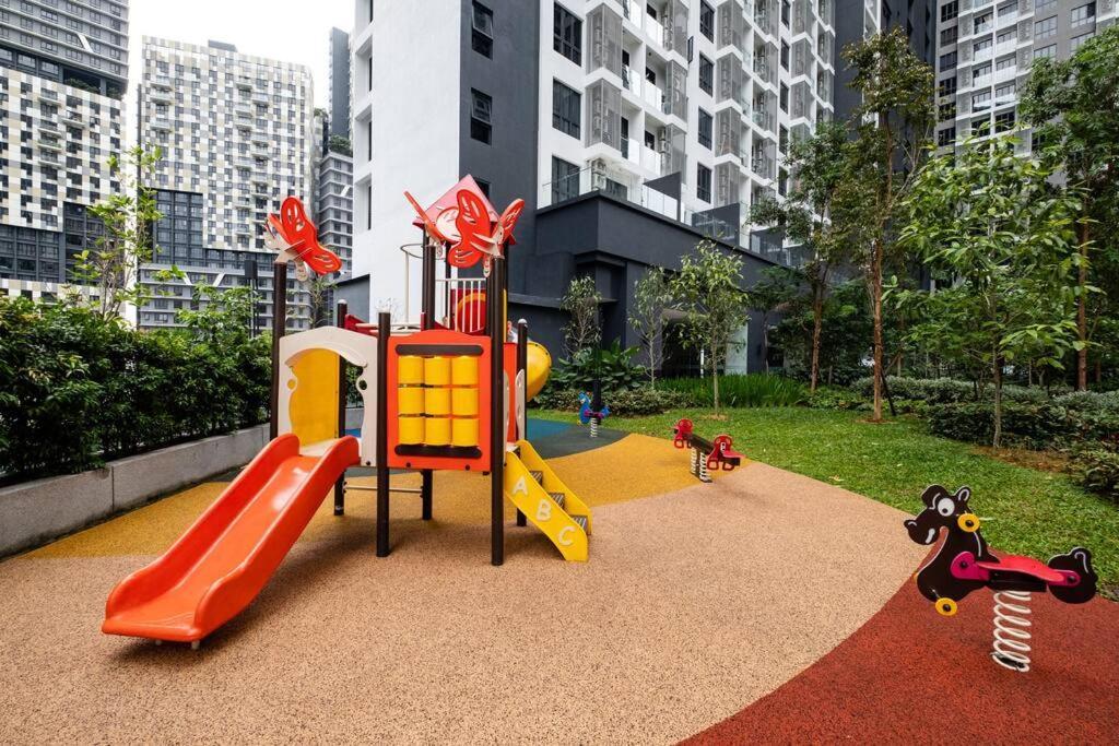 New! Cozy & Warm Scandinavian Walk To Lrt *
