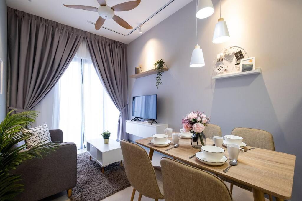 New! Cozy & Warm Scandinavian Walk To Lrt *