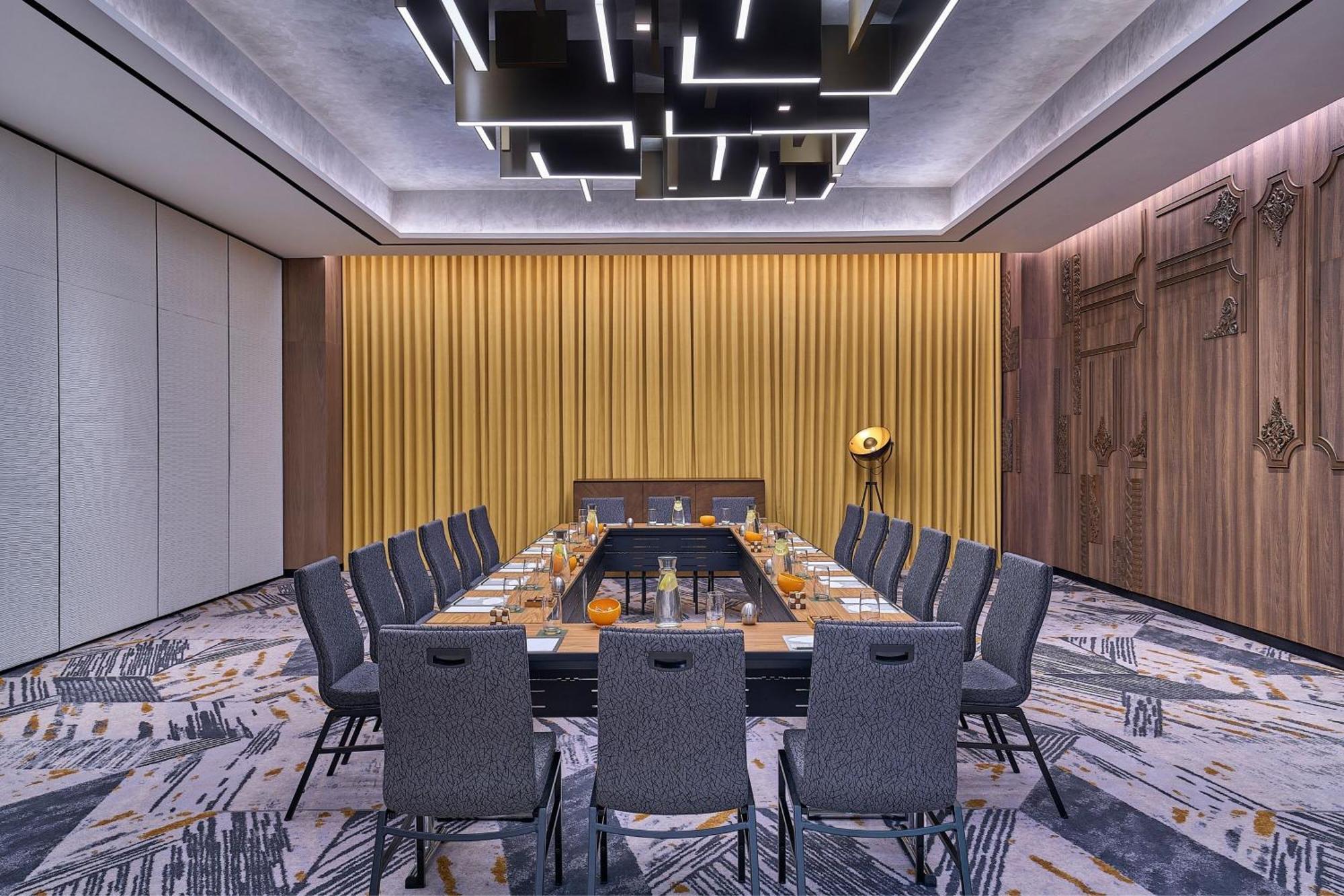 Renaissance & Convention Centre Hotel 5*