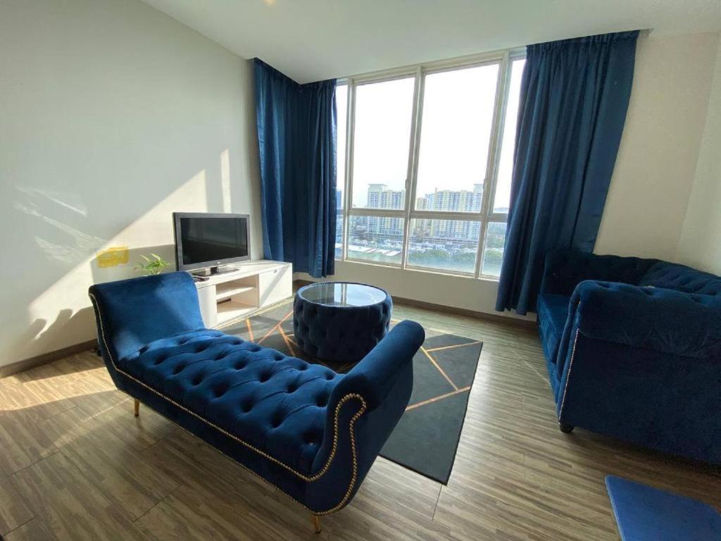 Honeymoon By A Legacy - Klcc Lake View
