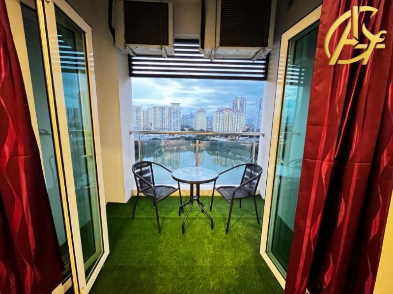 Honeymoon By A Legacy - Klcc Lake View