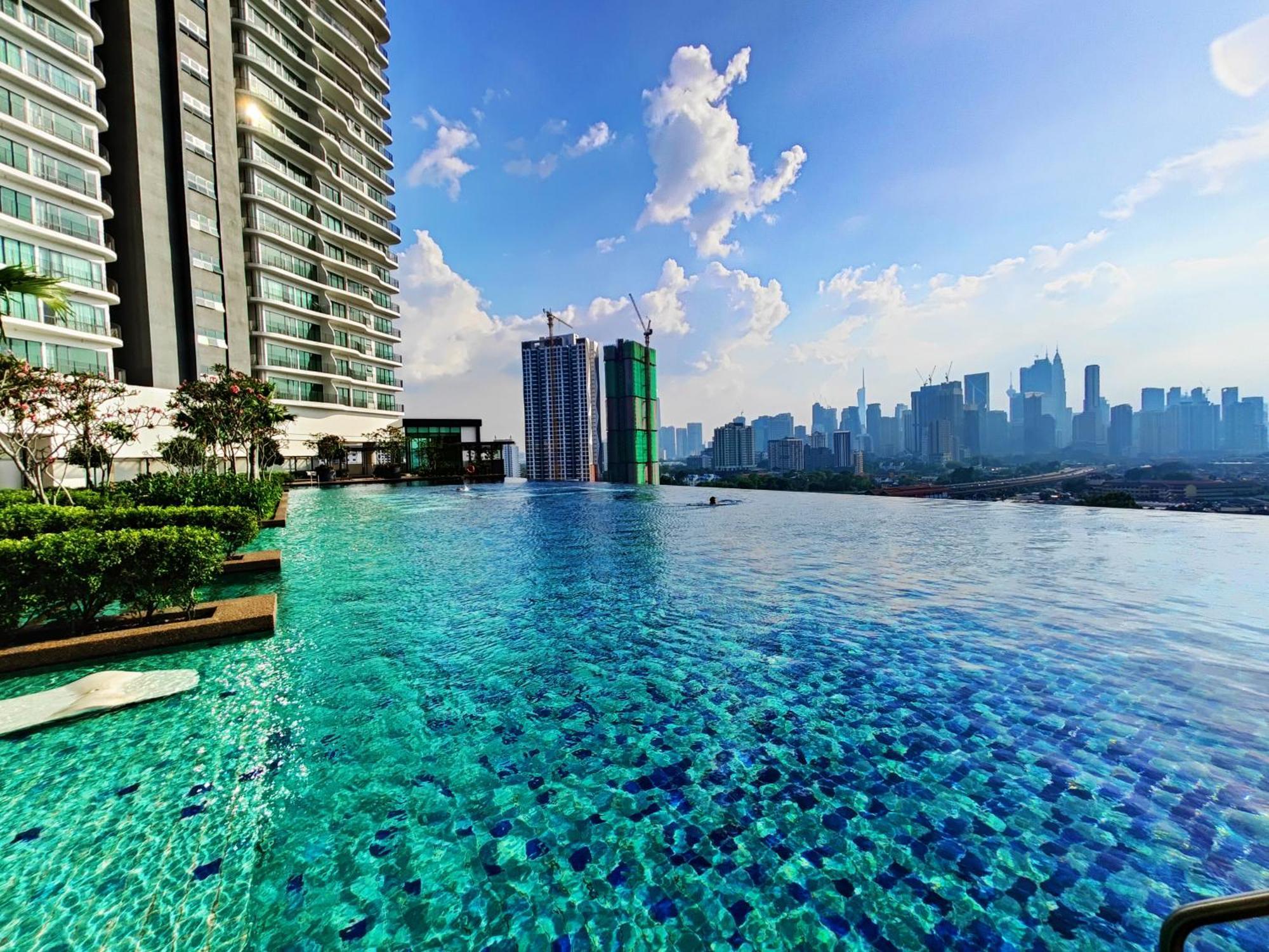 Apartment Central Kl City With Balcony Infinity Pool & Lrt Mrt & Klcc Mall Access Kuala Lumpur