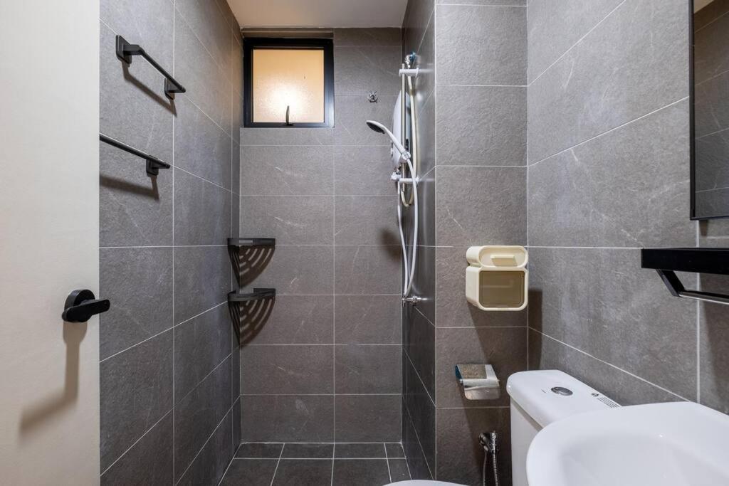 Apartment Little Smiley Flower Majestic Maxim 2br 夜市中文房东mrt