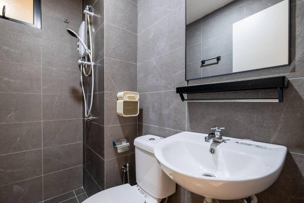 Apartment Little Smiley Flower Majestic Maxim 2br 夜市中文房东mrt *