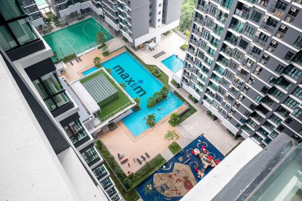 Little Smiley Flower Majestic Maxim 2br 夜市中文房东mrt Apartment