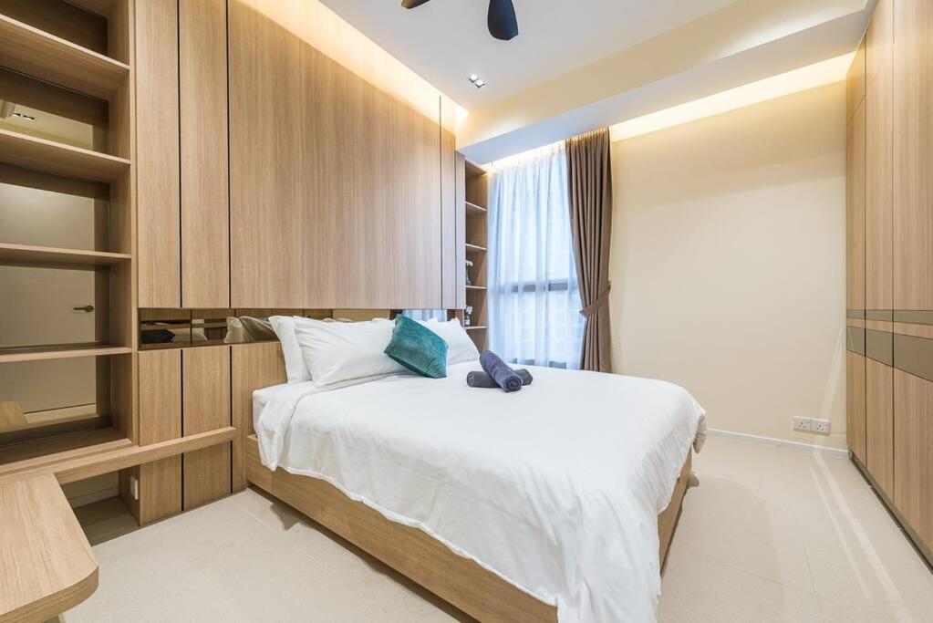 Arcoris Mont Kiara 12# Deluxe 2 Bedroom # Coner With Balcony #1-4pax Kuala Lumpur