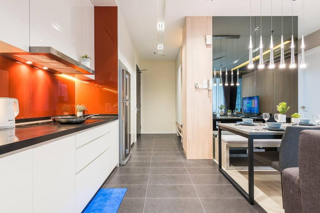 Apartment Arcoris Mont Kiara 12# Deluxe 2 Bedroom # Coner With Balcony #1-4pax *