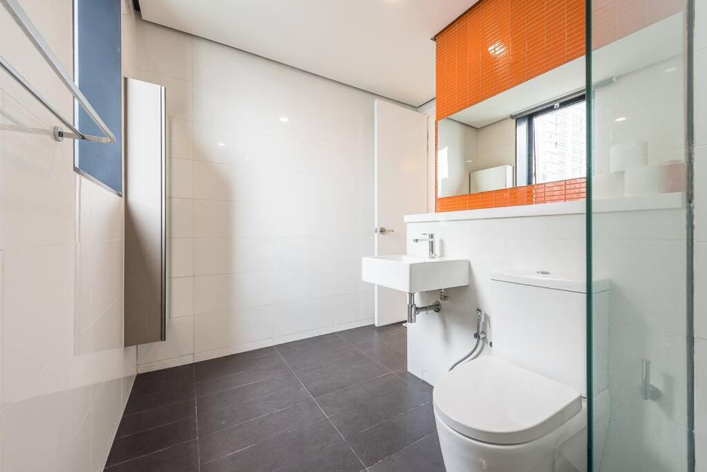 Apartment Arcoris Mont Kiara 12# Deluxe 2 Bedroom # Coner With Balcony #1-4pax *