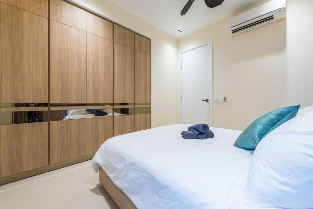 Apartment Arcoris Mont Kiara 12# Deluxe 2 Bedroom # Coner With Balcony #1-4pax *