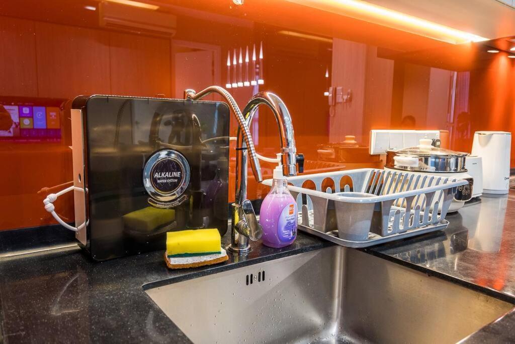 Apartment Arcoris Mont Kiara 12# Deluxe 2 Bedroom # Coner With Balcony #1-4pax Kuala Lumpur