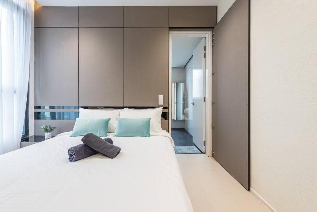 Apartment Arcoris Mont Kiara 12# Deluxe 2 Bedroom # Coner With Balcony #1-4pax Kuala Lumpur
