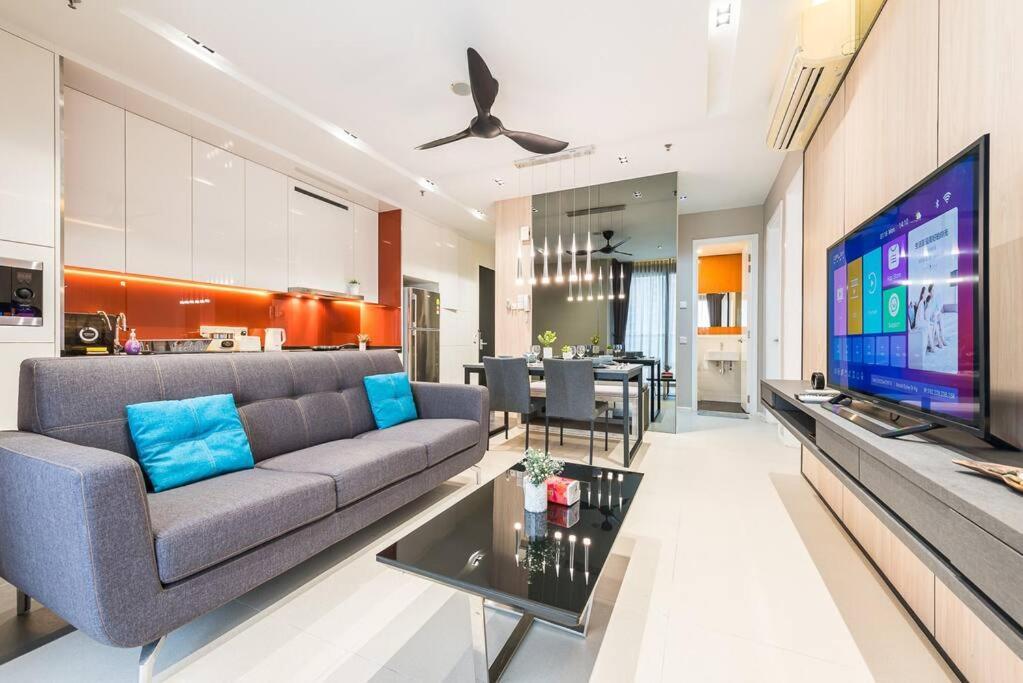 Arcoris Mont Kiara 12# Deluxe 2 Bedroom # Coner With Balcony #1-4pax Kuala Lumpur