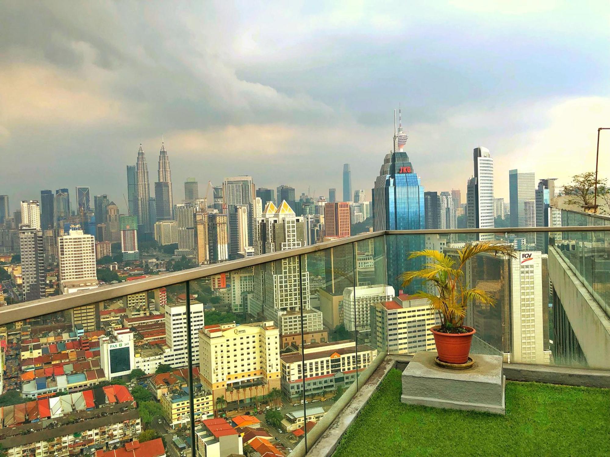 Hostel Penthouse On 34 - The Highest Unit And Views In Regalia & Private Rooftop Terrace Kuala Lumpur